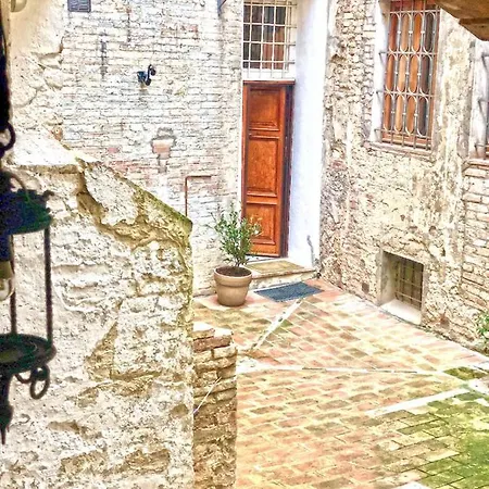 Le Loggine Del Pignattello * Siena